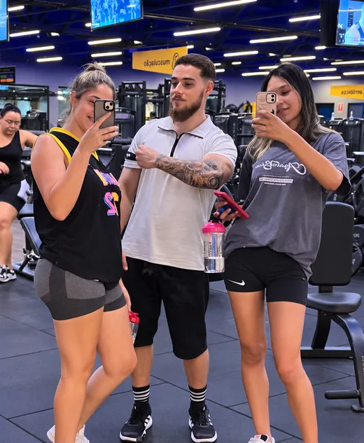 Pedro com duas alunas no salão de musculação