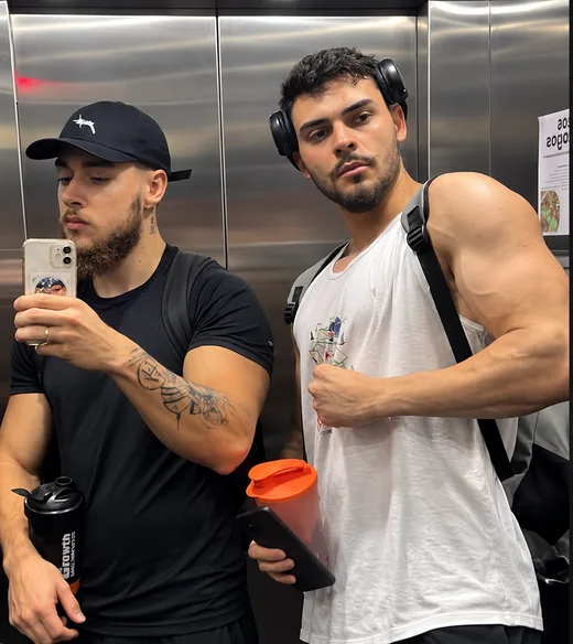 Pedro com um aluno depois do treino